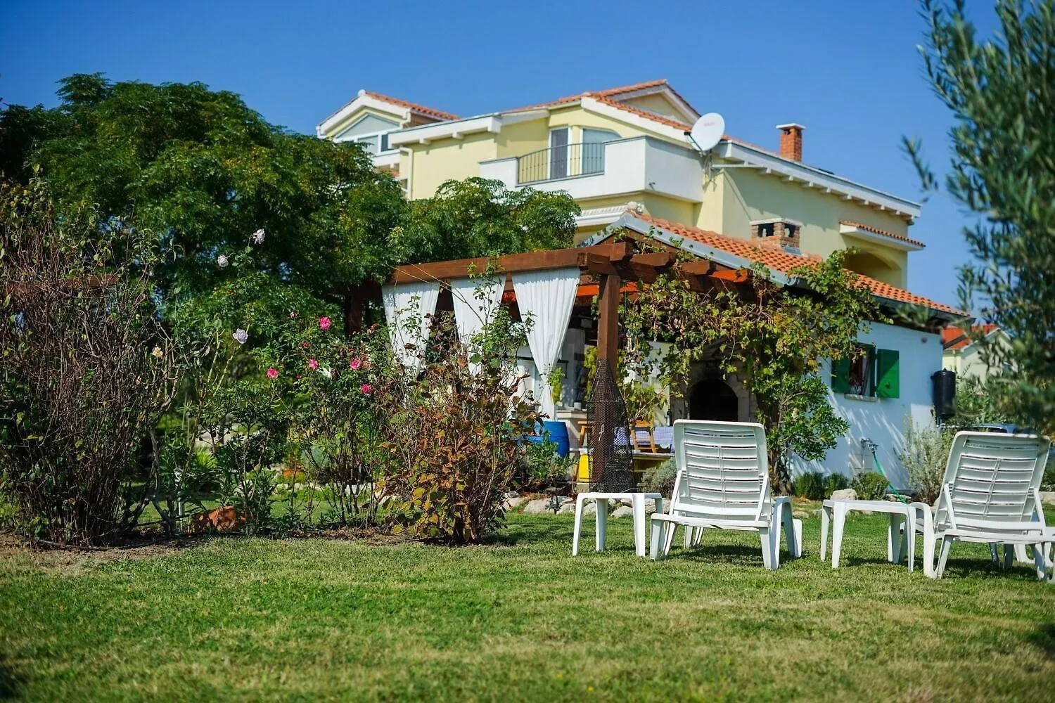 Apartments Secret Garden Razanac 0*,