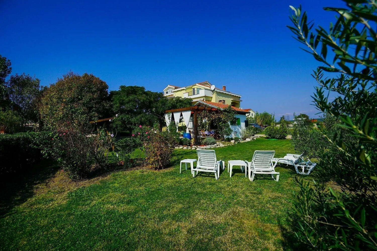 Apartments Secret Garden Razanac